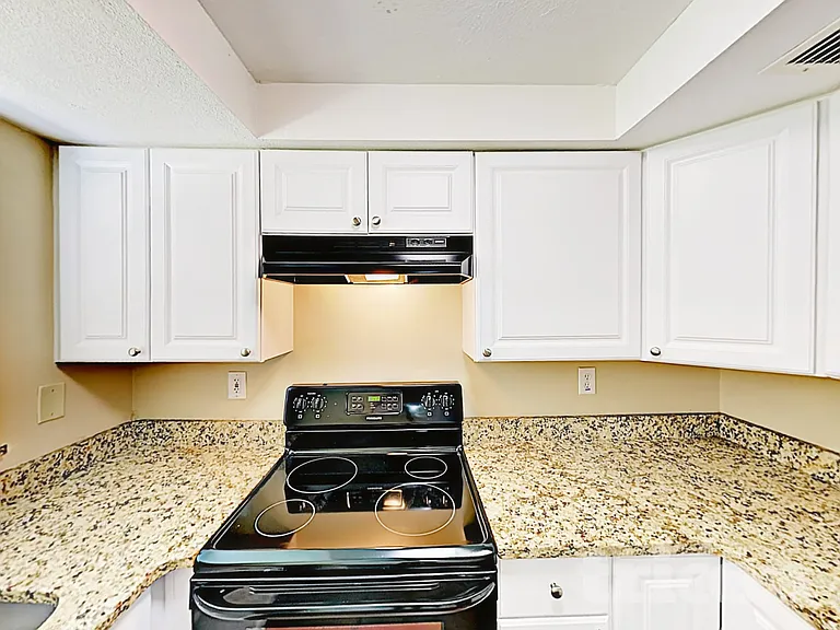 8213 Greenleaf Cir — Photo 5