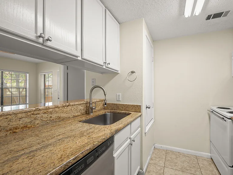712 W 21st St #101 — Photo 6