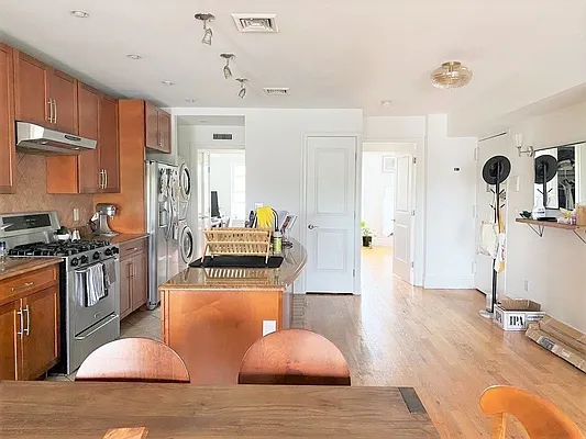 Rented by Charney Real Estate LLC | media 3