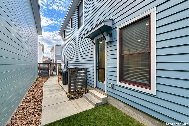 3 bed, 2.5 bath, 1382 sqft, $2,600 — Photo 3