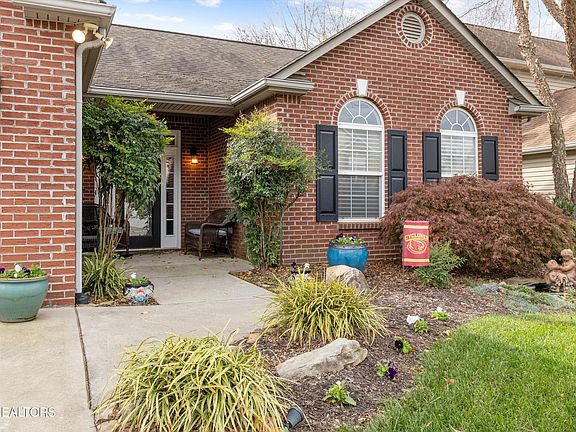 2nd image of 1629 Silver Oaks Ln