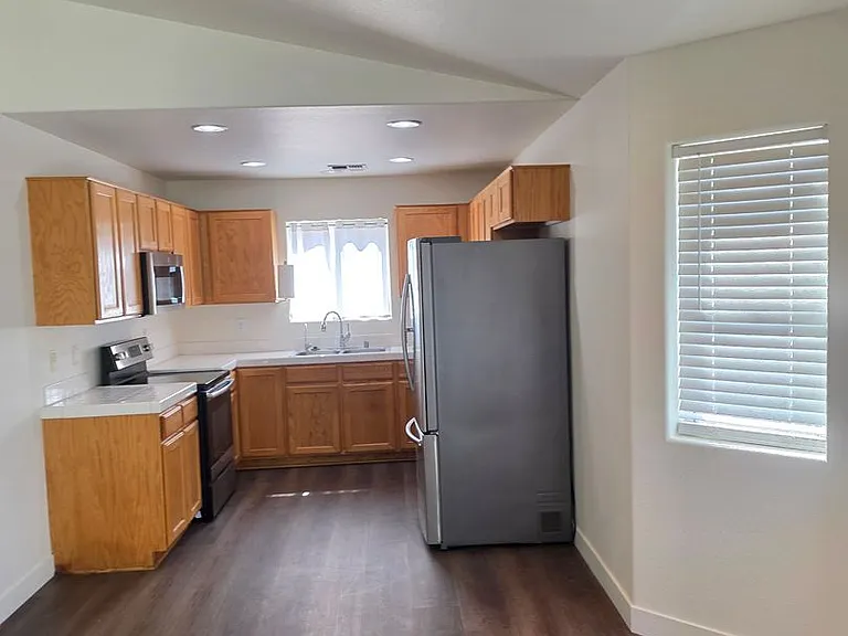 2086 E Jamie Rd — Photo 2
