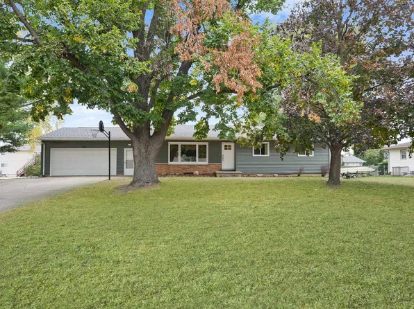 2912 Tucson Dr, Cedar Falls, IA 50613