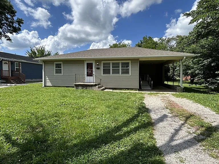 1007 E Monroe St — Photo 1