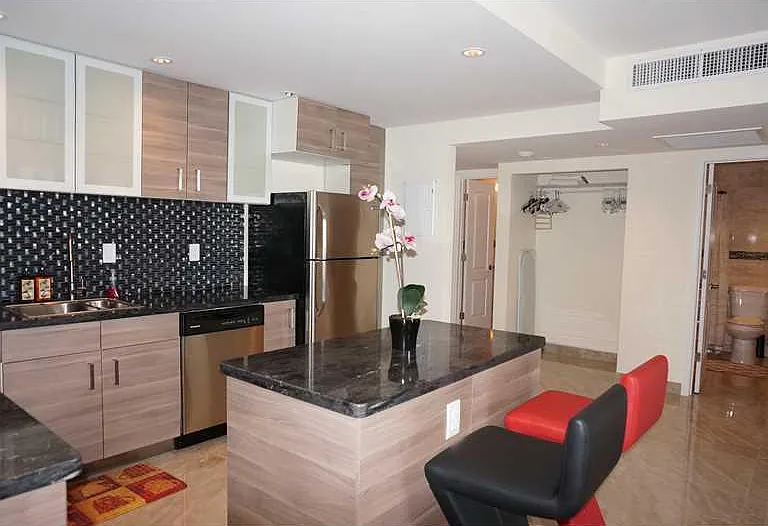 19370 Collins Avenue Seasonal #1007 — Photo 2