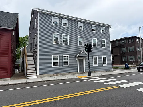 84 Cabot St Photo 1