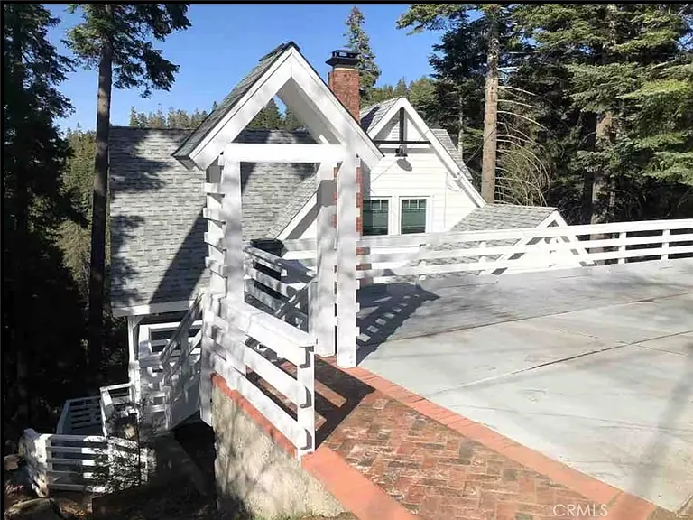 739 Kings Ct — Photo 2