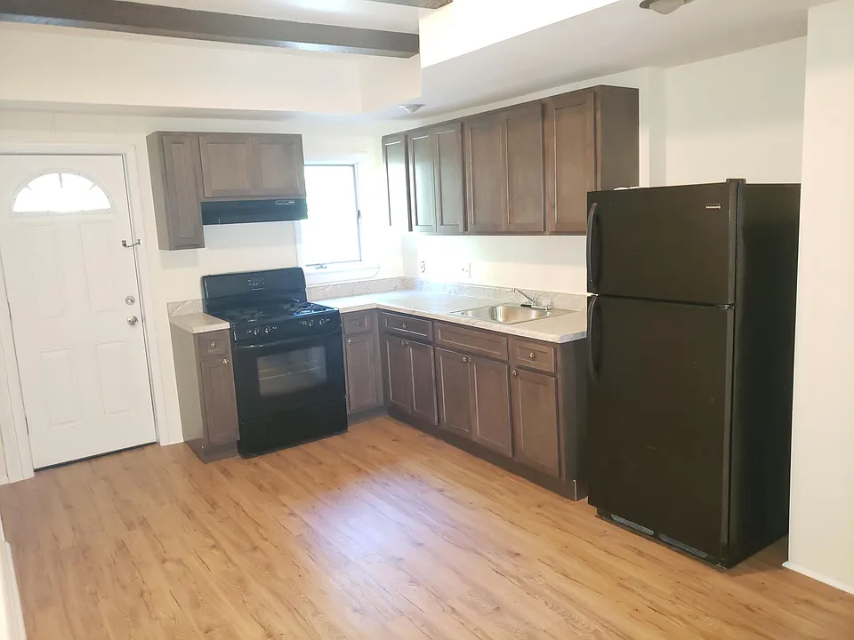 144 Walnut St #1