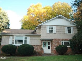 8 Perna Ln, Riverside, CT 06878