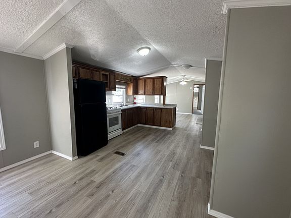 3rd image of 121 Juniper Dr #121