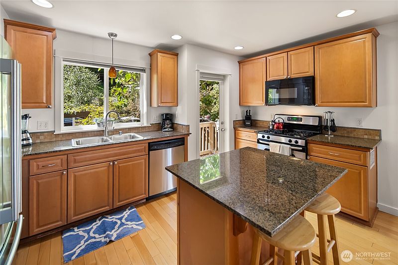4th image of 226 B 26th Avenue E