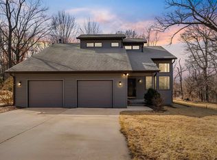 15283 Briarwood Dr, Peosta, IA 52068