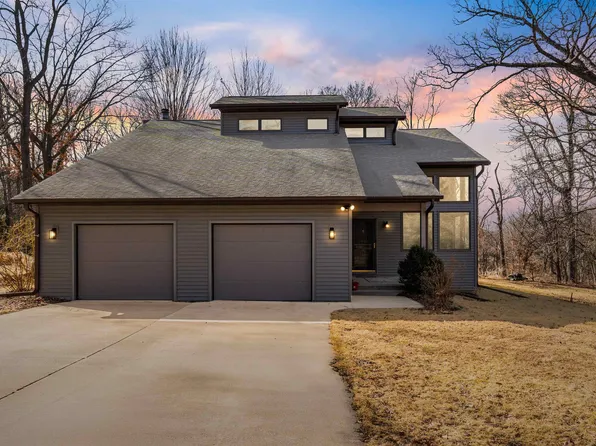 15283 Briarwood Dr, Peosta, IA 52068