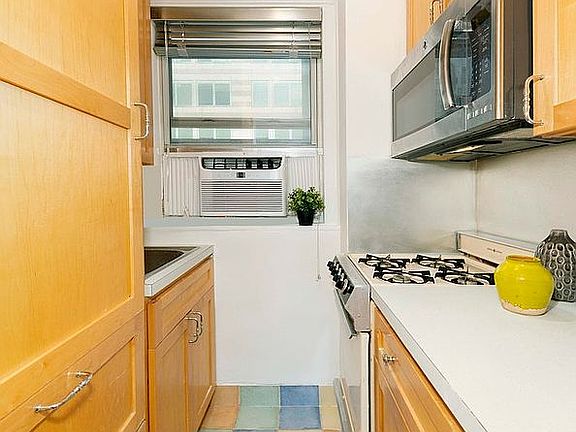 5th image of 333 E 43rd St APT 711