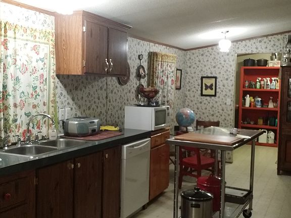 Kitchen, appliances stay
