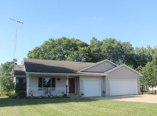 200 E 3rd St, Sheridan, IL 60551