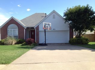 571 Clearwood Ave, Springdale, AR 72764