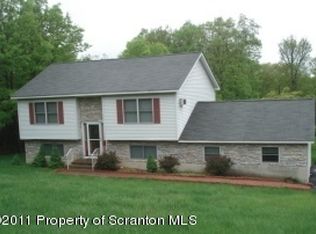 96 Pine Ridge Dr W, Bushkill, PA 18324