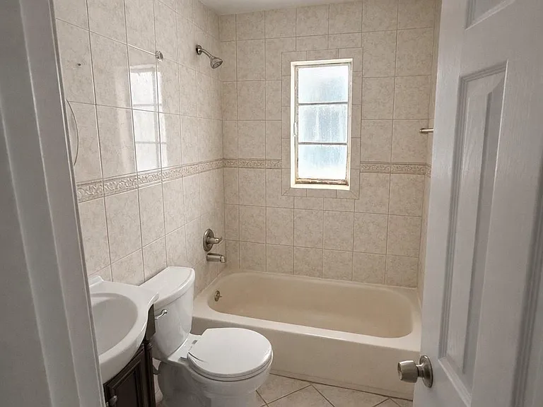 46 Elmira St — Photo 5