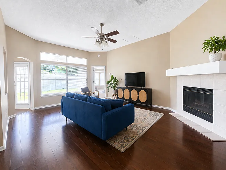 565 Redberry Ln — Photo 4