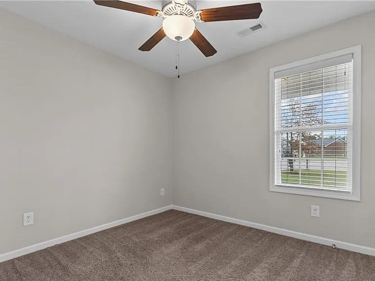 1595 Rossmore Dr — Photo 9