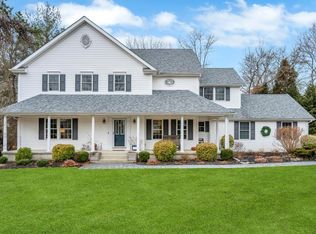 30 Ridgefield Dr, Shoreham, NY 11786