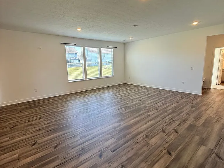 1046 Elmwood Ln — Photo 5