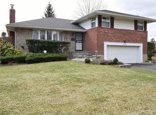 21 Morris Dr, Syosset, NY 11791