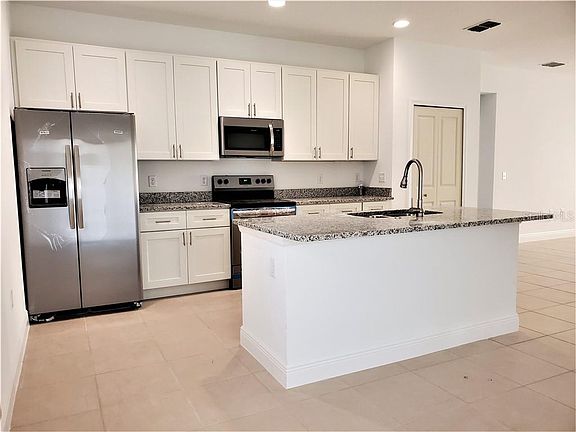 3rd image of 886 Fraser Dr