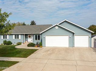 796 Evergreen Dr, Grand Forks, ND 58201