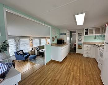 5th image of 60 Bay Dr N #60