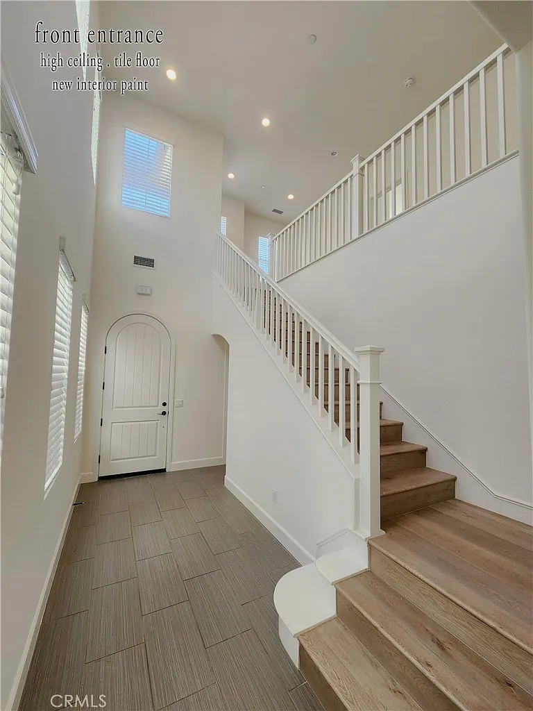 3 bed, 2.5 bath, 1978 sqft, $5,000 — Photo 2