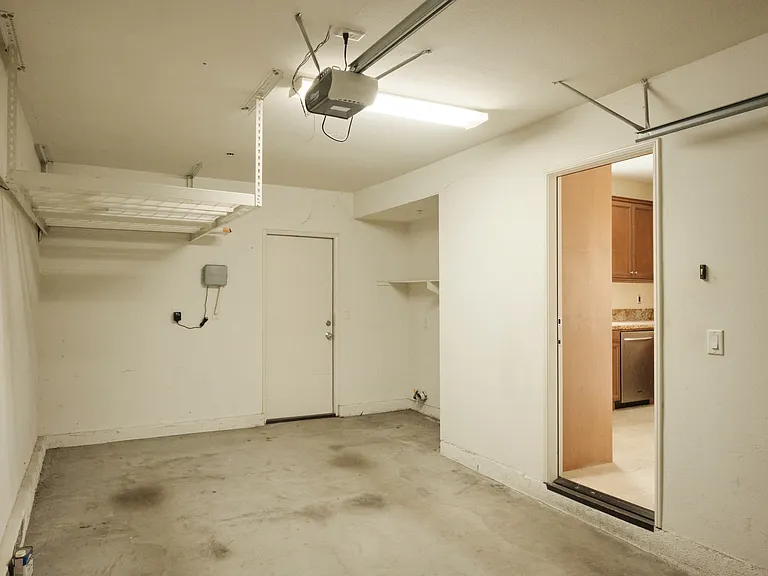 Garage 2, Laundry area
