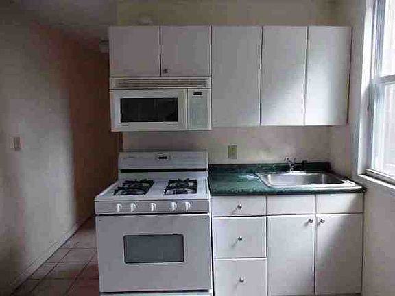 3rd image of 811 Montgomery St #201