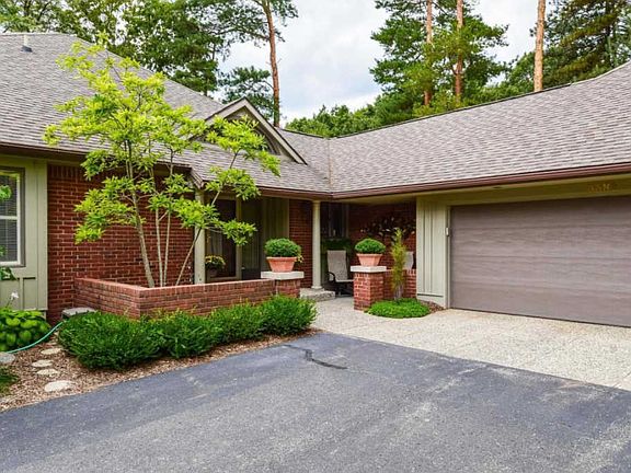 2nd image of 3586 Charlevoix Dr SE