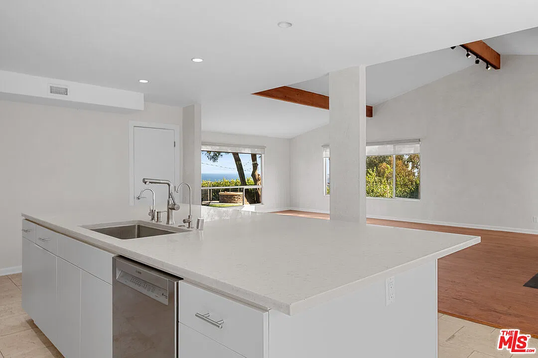4 bed, 3.5 bath, 3000 sqft, $15,000 — Photo 4