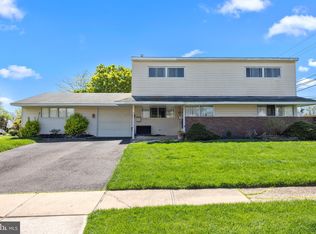 1 Hook Rd, Levittown, PA 19056