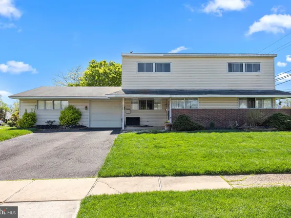 1 Hook Rd, Levittown, PA 19056