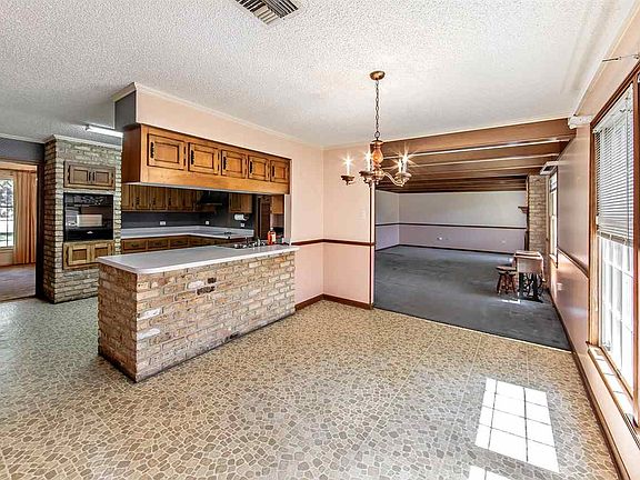4th image of 417 Country Club Blvd