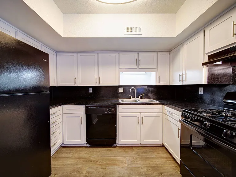 Colonial House Apartments — Photo 7