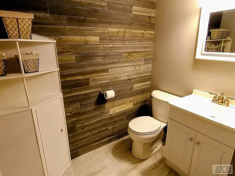 Full Bath #3 (Lower Walk-out Level)
