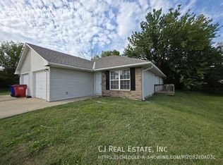 520 NW Woodbury Dr, Grain Valley, MO 64029