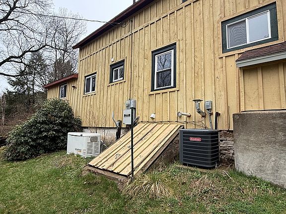 4th image of 38 Hillside Ln