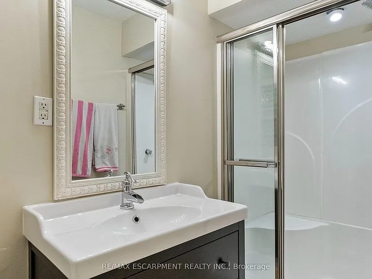 615 Vanessa Cres — Photo 26