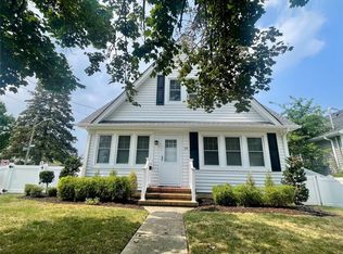 39 Fountain St, Hicksville, NY 11801