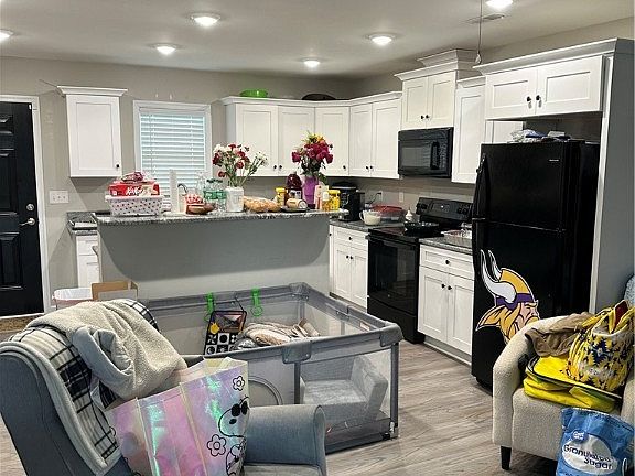 3rd image of 207 Morrison St