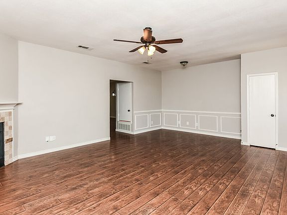 4th image of 924 Wrigley Way