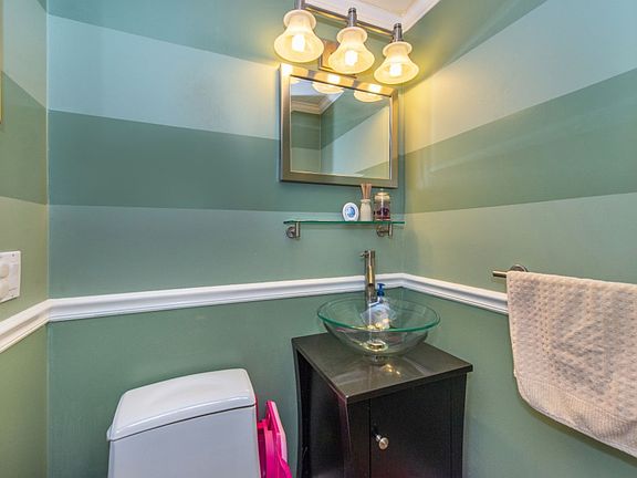 5th image of 594 Bramhall Ave