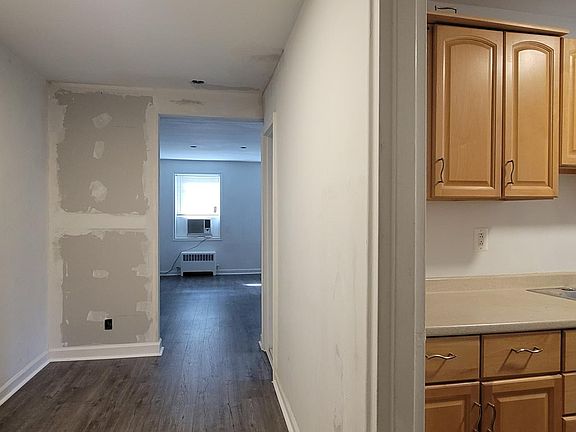 2nd image of 2320 Linwood Ave #1E-201E