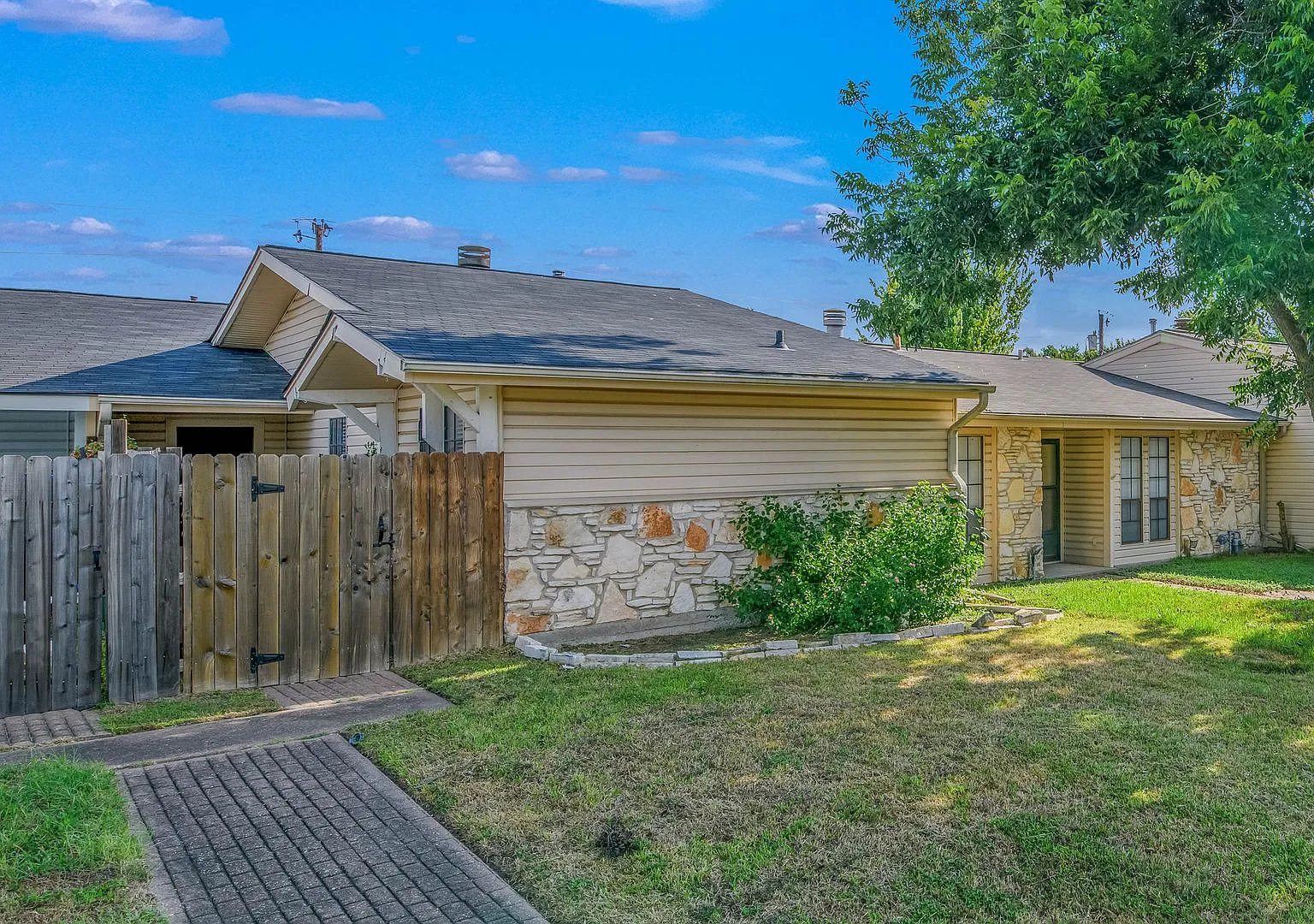 Adorably Updated 2/1 Townhome w/ Yard & Garage Available in April! — Photo 3